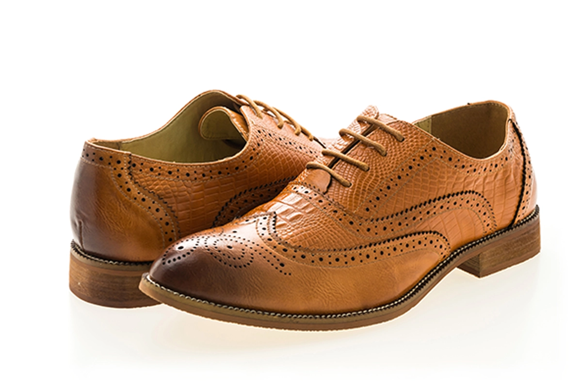 Footwear Photo Editing Service, Shadow Creation A side-by-side comparison of two shoe photos: Left: A shoe photo with a flat appearance due to lack of shadows. Right: The same shoe with realistic shadows added, showcasing depth and highlighting key features like curves and textures.