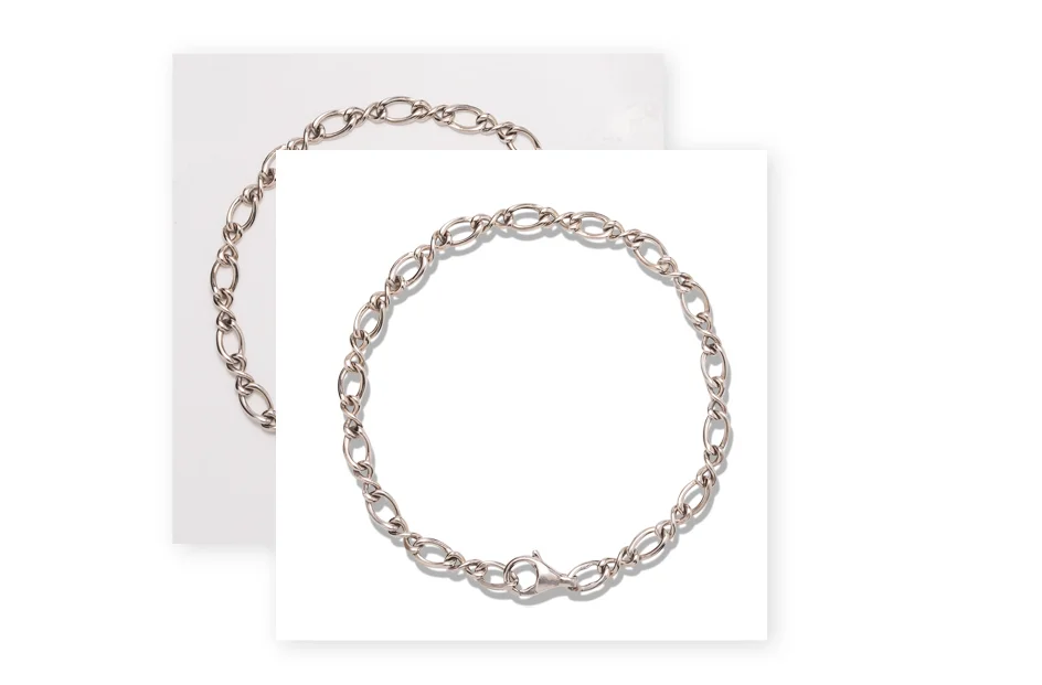Clipping Path Service, Complex Clipping Path Before-and-after comparison of a product photo featuring fur texture, showcasing the dramatic improvement in background removal achieved with our complex clipping path service.